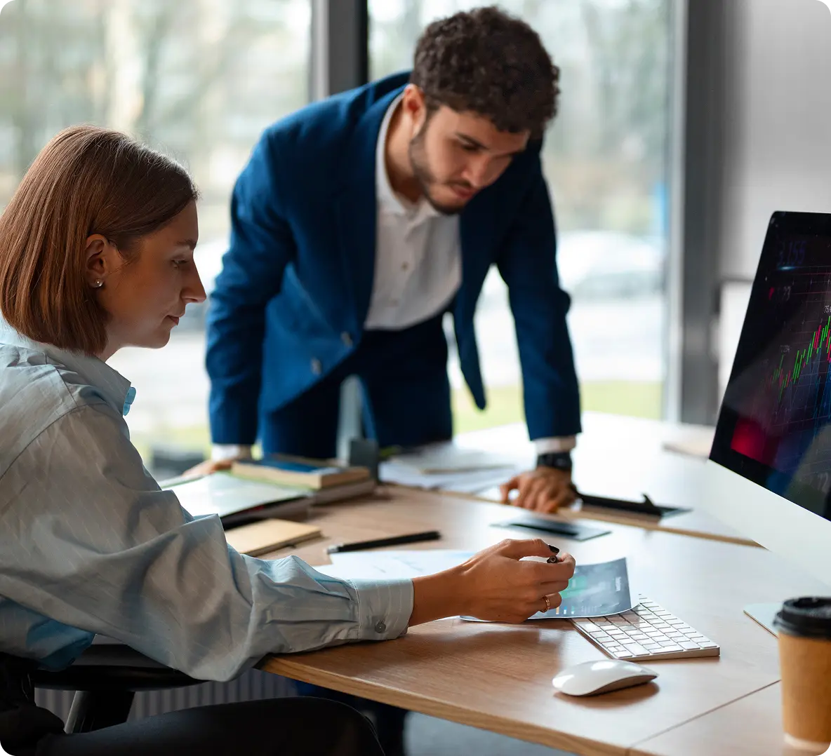 dos traders revisando gráficos