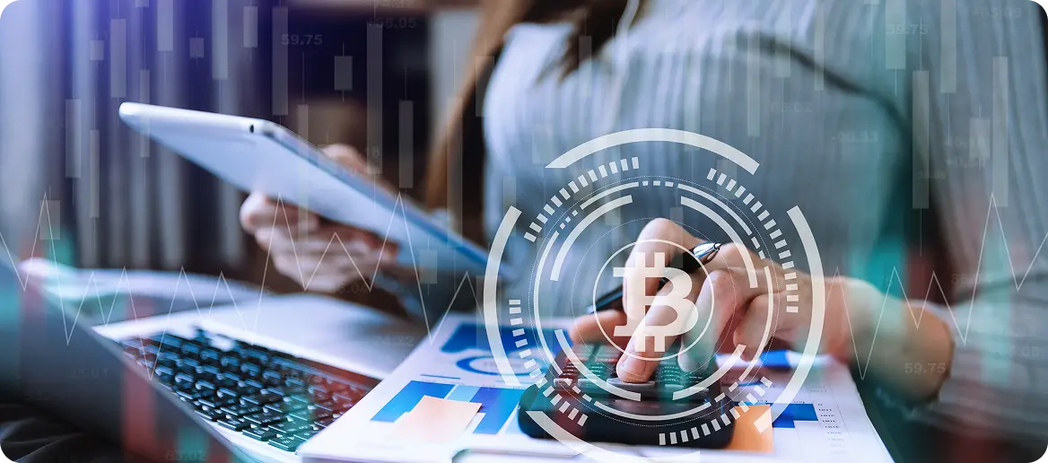 persona revisando bitcoins