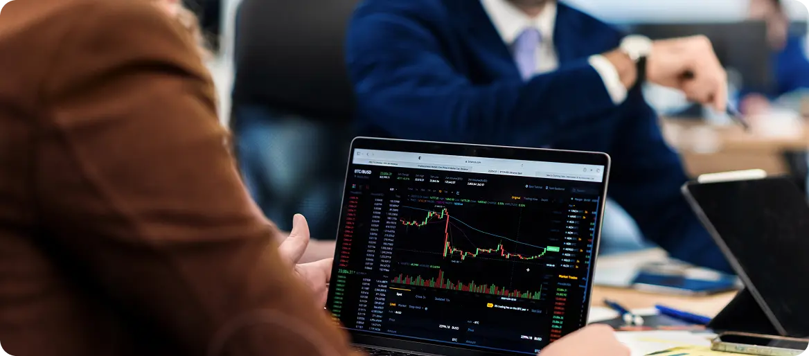 persona viendo grafico trader